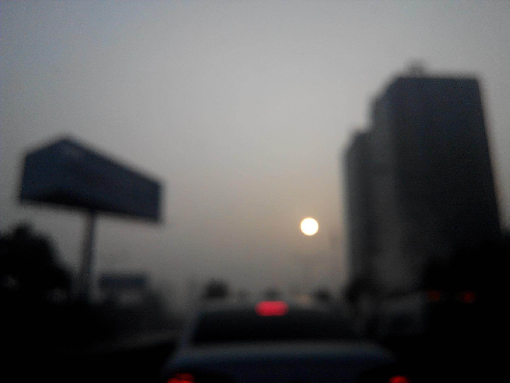 長時間黑暗環境玩手機會導致眼睛失明？來看看專家怎么說