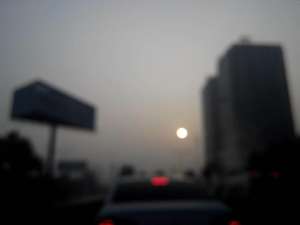 長時間黑暗環境玩手機會導致眼睛失明？來看看專家怎么說