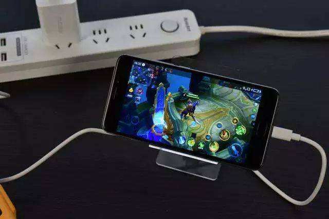 玩機(jī)達(dá)人:手機(jī)邊充電邊玩,消耗的電量是來自電池還是充電器呢?