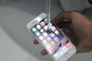 iPhone 13系列手機進水怎么辦?日常手機防水小妙招有哪些?